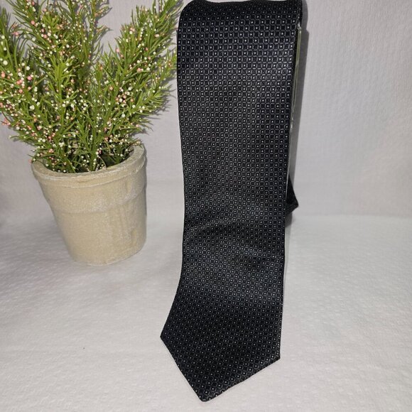 MENS IZOD 100% SILK TIE BLACK WITH CHECKED PATTERN EXCELLENT CONDITION - Picture 3 of 5